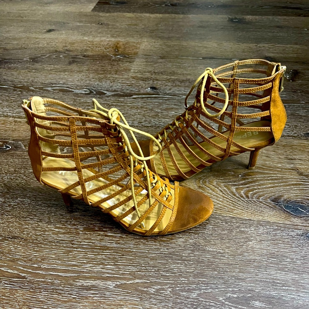 Report footwear. Berner. Tan